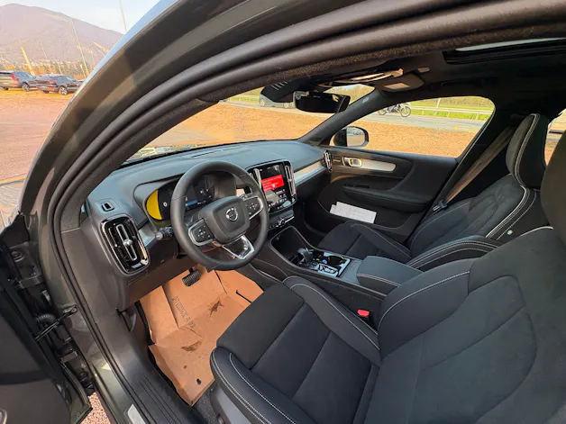 Volvo XC40 B3 Benzin Mild Hybrid Plus Dark DCT