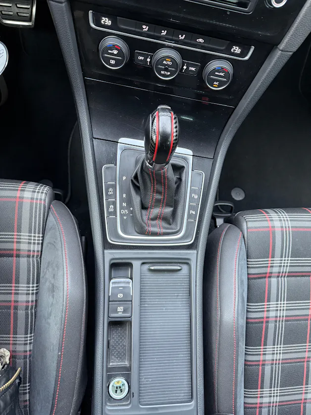 VW Golf 2.0 TSI GTI DSG *FRISCH AB MFK* ALU* XENON*DOTZ 19" ALU*