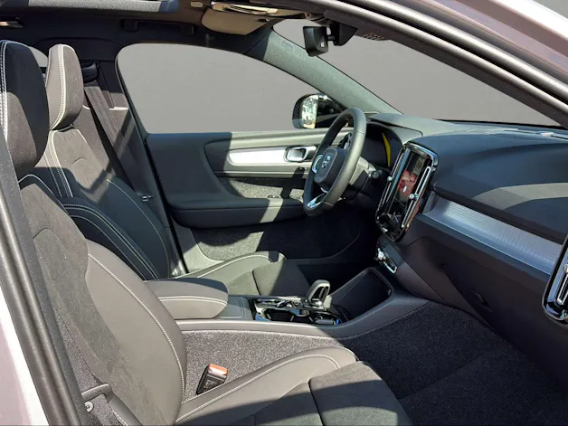 Volvo XC40 B3 Benzin Mild Hybrid Plus Dark DCT