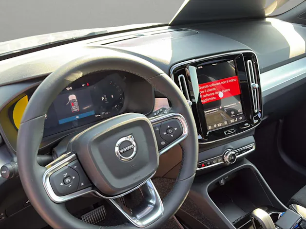 Volvo XC40 B3 Benzin Mild Hybrid Plus Dark DCT