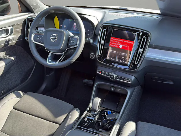 Volvo XC40 B3 Benzin Mild Hybrid Plus Dark DCT