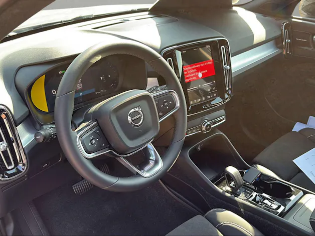 Volvo XC40 B3 Benzin Mild Hybrid Plus Dark DCT