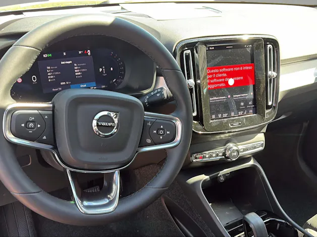 Volvo XC40 B3 Benzin Mild Hybrid Plus Dark DCT