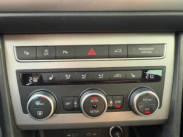 SEAT Ateca 2.0 TDI CR Hola FR DSG 4Drive * 1. HAND * FRISCH MFK * AHK * PANORAMA*
