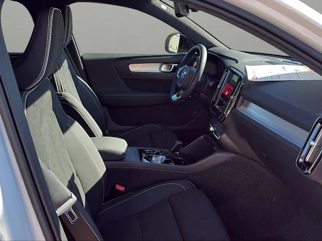 Volvo XC40 B3 Benzin Mild Hybrid Plus Dark DCT