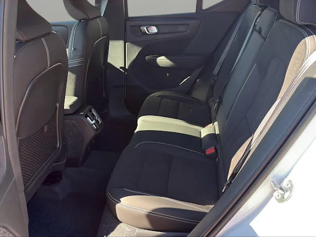 Volvo XC40 B3 Benzin Mild Hybrid Plus Dark DCT