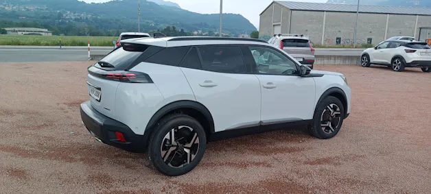 Peugeot 2008 1.2 145 MHEV Allure Premium