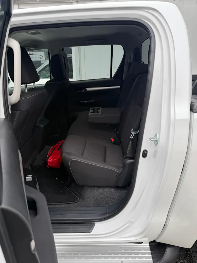 Toyota Hilux 2.4D-4D Comfort Double Cab 4x4 *2000 km * AHK 3.5 T * TRITTBRETTER *