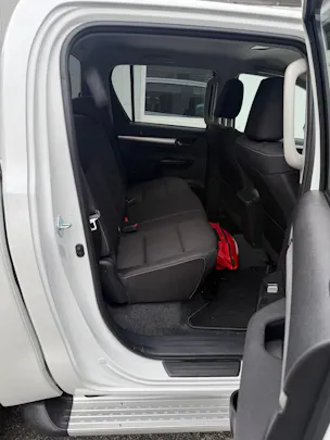 Toyota Hilux 2.4D-4D Comfort Double Cab 4x4 *2000 km * AHK 3.5 T * TRITTBRETTER *