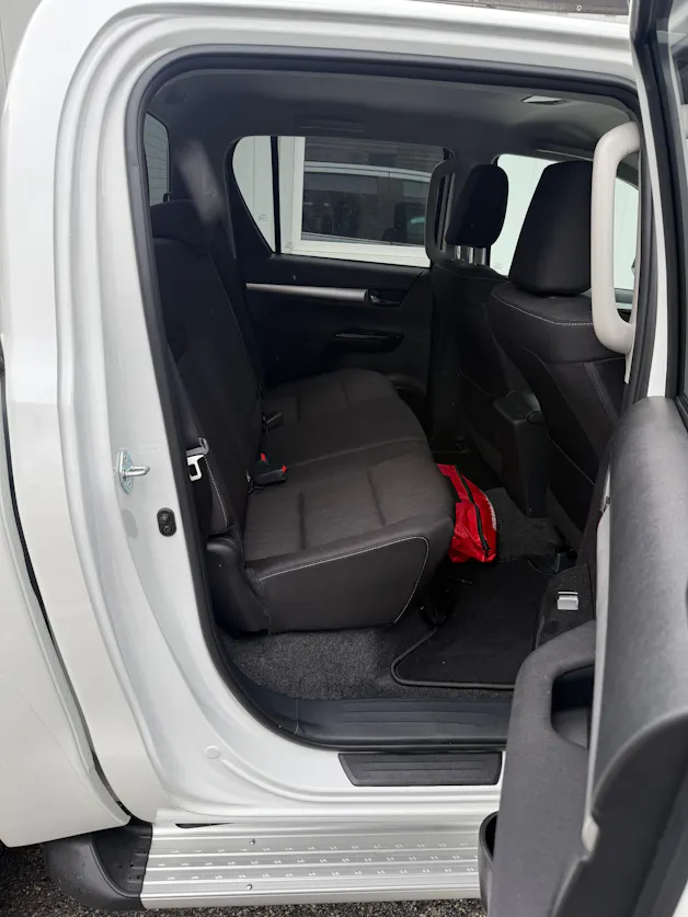 Toyota Hilux 2.4D-4D Comfort Double Cab 4x4 *2000 km * AHK 3.5 T * TRITTBRETTER *
