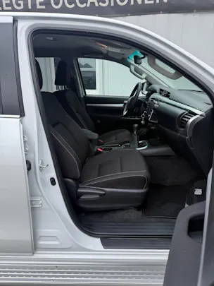Toyota Hilux 2.4D-4D Comfort Double Cab 4x4 *2000 km * AHK 3.5 T * TRITTBRETTER *