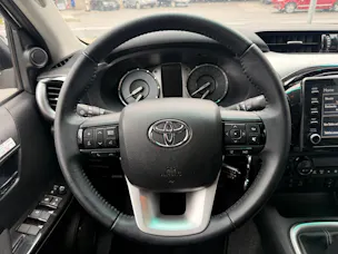 Toyota Hilux 2.4D-4D Comfort Double Cab 4x4 *2000 km * AHK 3.5 T * TRITTBRETTER *