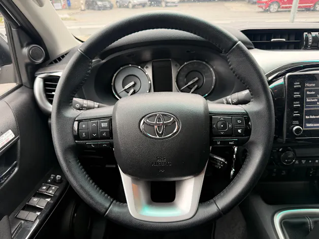 Toyota Hilux 2.4D-4D Comfort Double Cab 4x4 *2000 km * AHK 3.5 T * TRITTBRETTER *