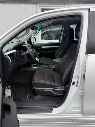 Toyota Hilux 2.4D-4D Comfort Double Cab 4x4 *2000 km * AHK 3.5 T * TRITTBRETTER *