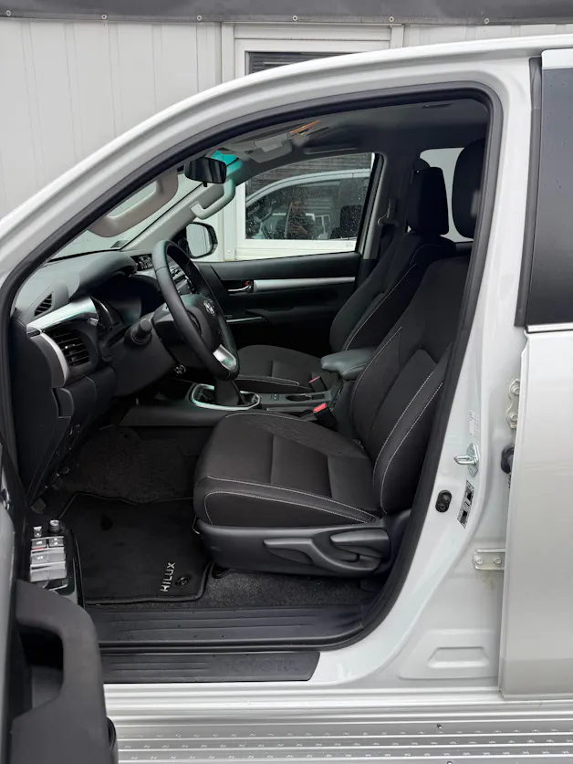 Toyota Hilux 2.4D-4D Comfort Double Cab 4x4 *2000 km * AHK 3.5 T * TRITTBRETTER *