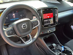 Volvo XC40 B3 Benzin Mild Hybrid Plus Dark DCT