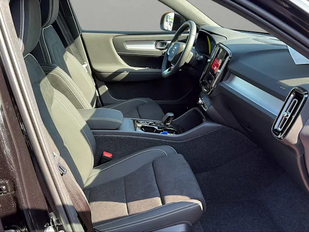 Volvo XC40 B3 Benzin Mild Hybrid Plus Dark DCT