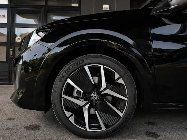 Peugeot 208 1.2 MHEV 145 GT
