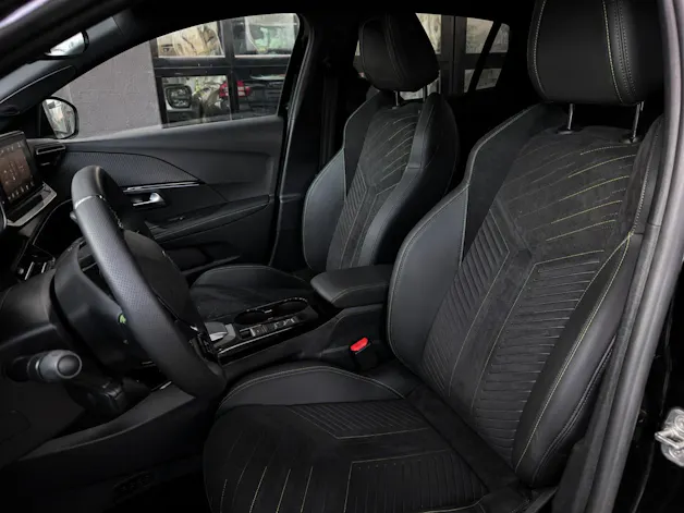 Peugeot 208 1.2 MHEV 145 GT