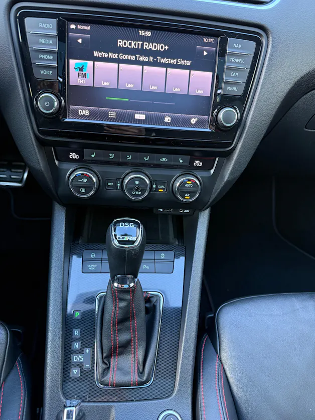Škoda Octavia Combi 2.0 TDI RS DSG *RS-EXTREM* *TIEFERLEGUNG* H&R *DISTANZSCHEIBEN * 19" ALU*