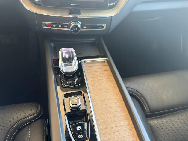 Volvo XC60 2.0 T6 TE Plus Dark eAWD / ab 3,99% Leasing bei Abschluss einer Protect Autoversicherung