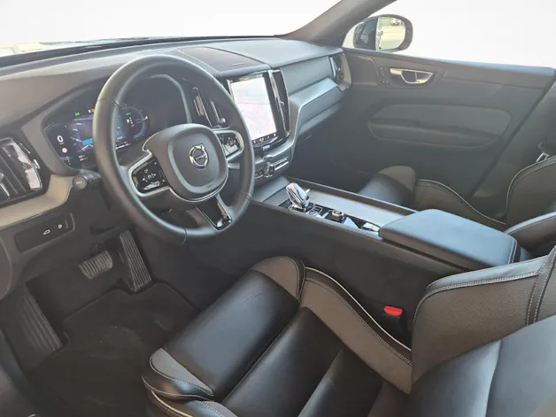 Volvo XC60 2.0 T8 TE Plus Dark eAWD / ab 3,99% Leasing bei Abschluss einer Protect Autoversicherung