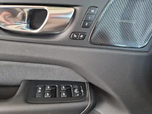 Volvo XC60 2.0 T8 TE Plus Dark eAWD / ab 3,99% Leasing bei Abschluss einer Protect Autoversicherung
