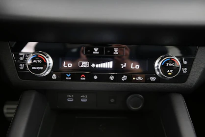 MITSUBISHI OUTLANDER 8