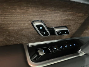 https://vehicle.imgix.net/4368254/ac593016-fc0c-4e5c-b312-ba15f958182b.jpg