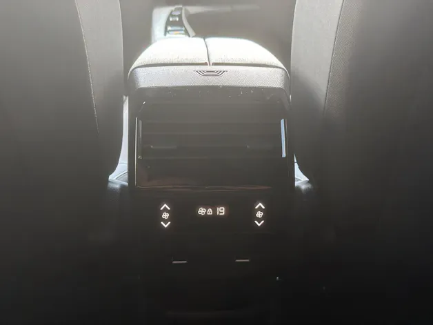PEUGEOT 5008 e-Allure Premium AWD