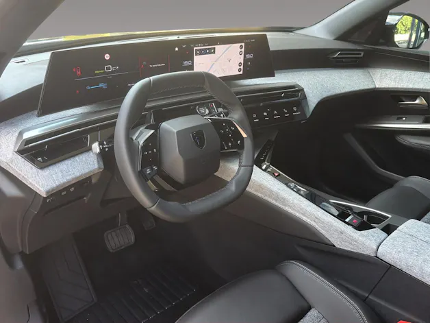 PEUGEOT 5008 e-Allure Premium AWD