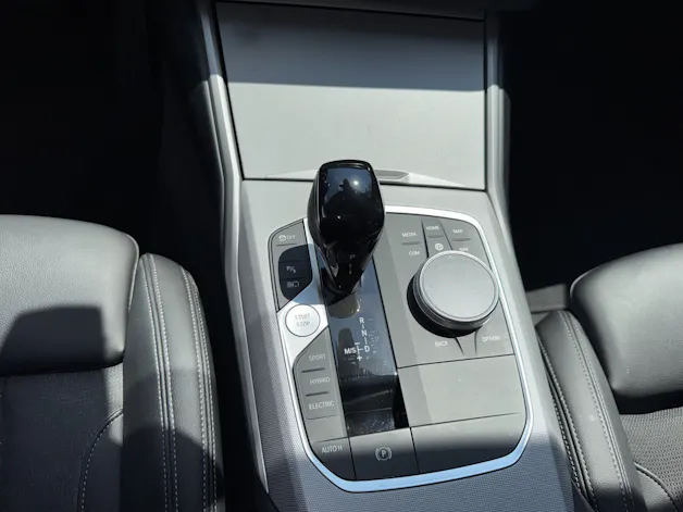 BMW 320e xDrive Touring HARMAN/KARDON SURROUND SOUND SYSTEM