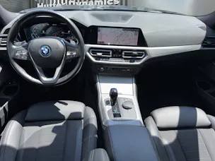 BMW 320e xDrive Touring HARMAN/KARDON SURROUND SOUND SYSTEM