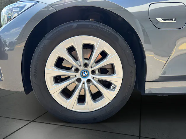 BMW 320e xDrive Touring HARMAN/KARDON SURROUND SOUND SYSTEM