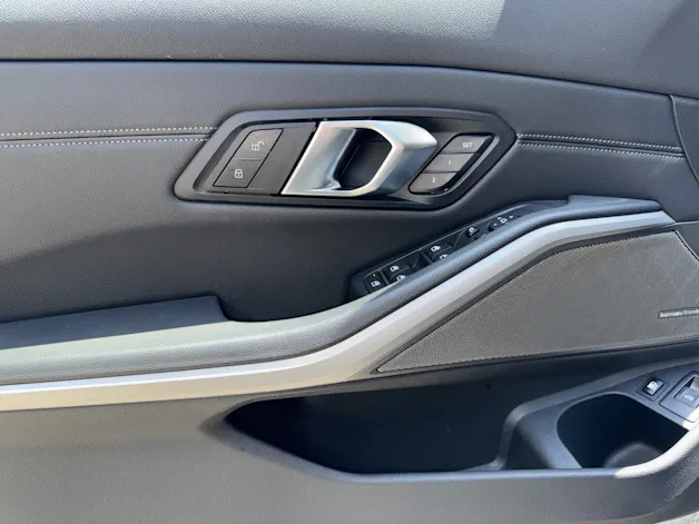 BMW 320e xDrive Touring HARMAN/KARDON SURROUND SOUND SYSTEM