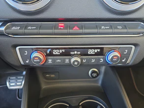 https://vehicle.imgix.net/4368848/c8631dfb-c1d7-42b6-bc4c-8b79dfb1a2c8.jpg