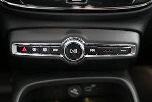 VOLVO XC40 2.0 B3 MH Plus Dark