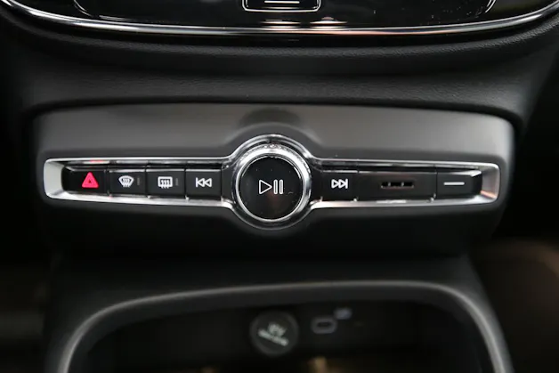 VOLVO XC40 2.0 B3 MH Plus Dark