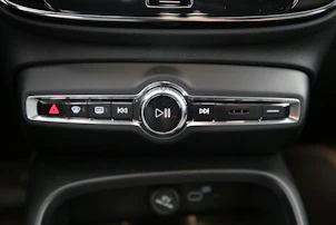 image du véhicule VOLVO XC40 2.0 B3 MH Plus Dark