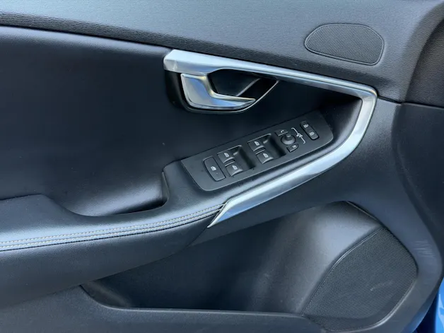 Volvo V40 T3 Momentum R-Design