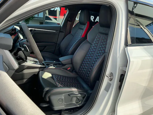 AUDI RS3 SPORTBACK 2.5 400 PS TFSI QUATTRO *** ABSOLUTE TOP AUSSTATTUNG & PANORAMAGLASDACH ***