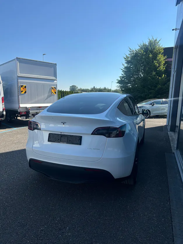 Tesla Model Y Long Range D