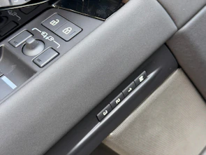 Fahrzeugbild LAND ROVER Range Rover Evoque 1.5 T 270e Hoxton Edition