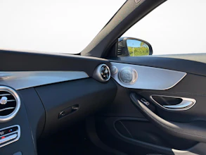 https://vehicle.imgix.net/4370272/f3049b10-afb6-4a8e-870b-191511e8eea8.jpg