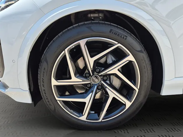 AUDI Q6 e-tron quattro