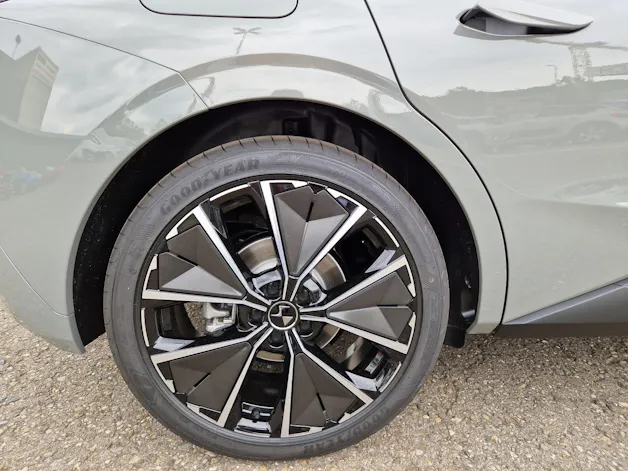 DS Automobiles 4 1.6 E-Tense La Première