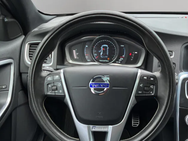 VOLVO V60 D6 AWD Plug-in Hybrid Momentum R-Design
