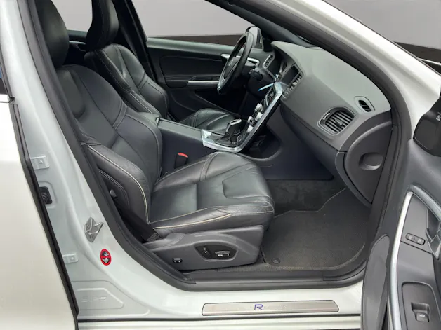 VOLVO V60 D6 AWD Plug-in Hybrid Momentum R-Design