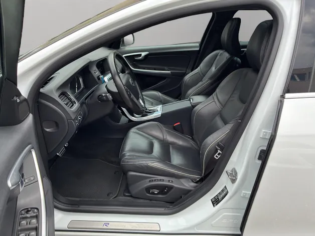VOLVO V60 D6 AWD Plug-in Hybrid Momentum R-Design