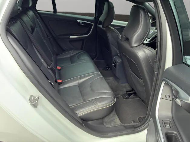 VOLVO V60 D6 AWD Plug-in Hybrid Momentum R-Design
